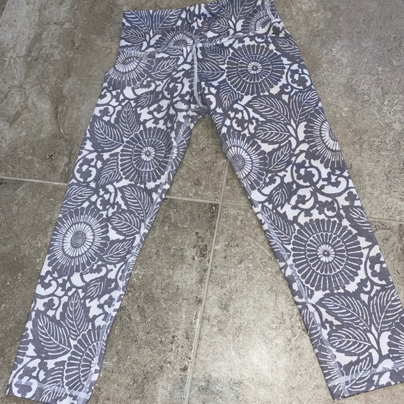 lululemon athletica Pants - Lululemon Wunder Under Beachy fossil floral Cropped Leggings Size 2
